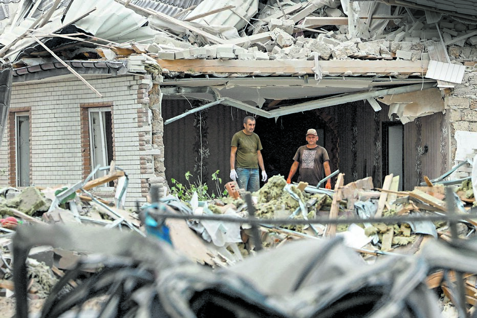 Moradores entre destroços após ataque russo a Zaporizhzhia