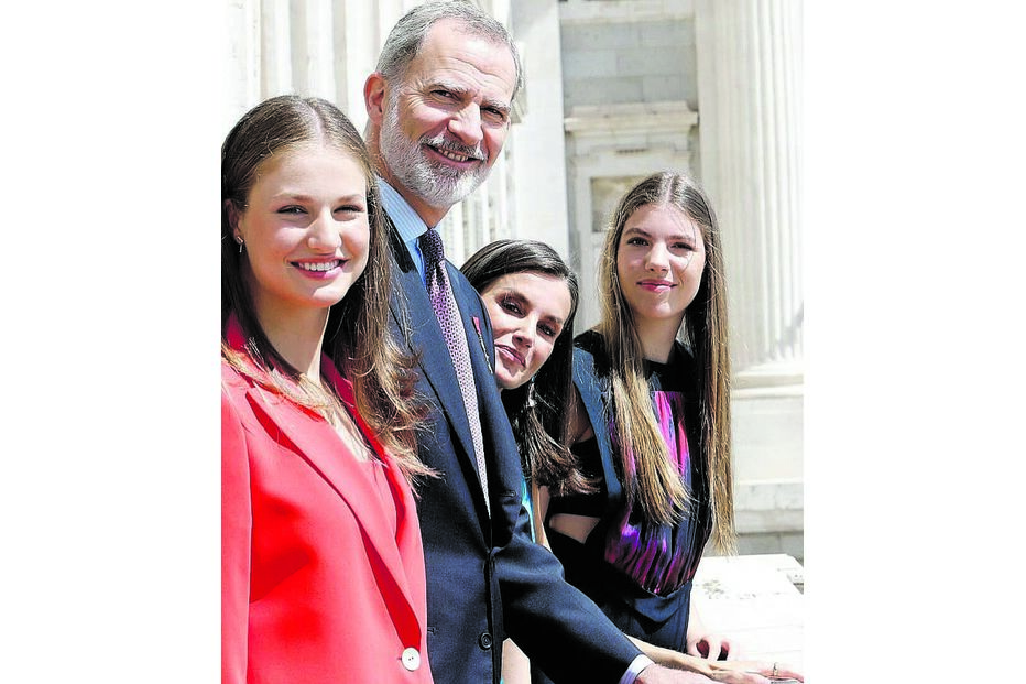 Leonor com os pais, Felipe VI e Letizia, e a irmã, a infanta Sofia