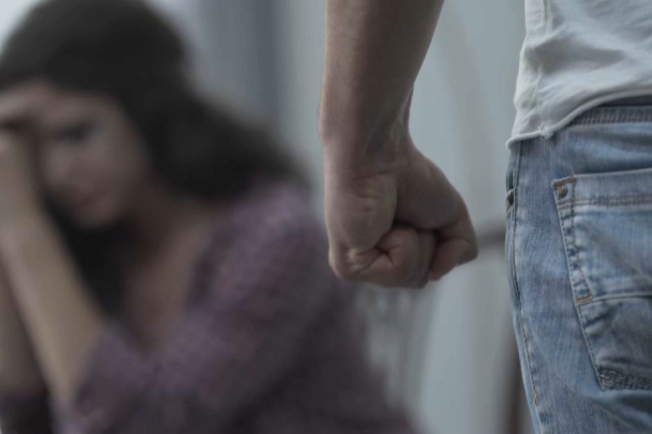 Procurado homem que espancou e ameaçou grávida de 30 semanas: 'Deu-me um soco e disse que nos matava'