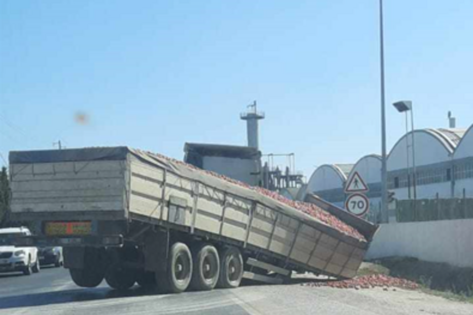 Camião que transportava tomate despista-se na EN3 na Azambuja 
