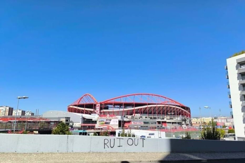 Tarja junto ao estádio do Benfica deixa recado a Rui Costa