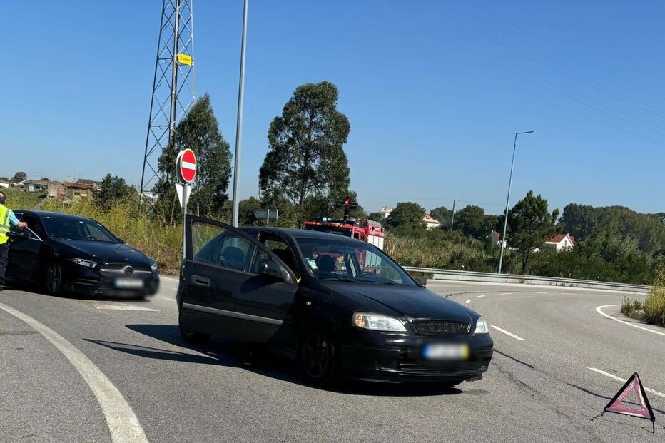 Dois feridos em colisão na A17 em Aveiro
