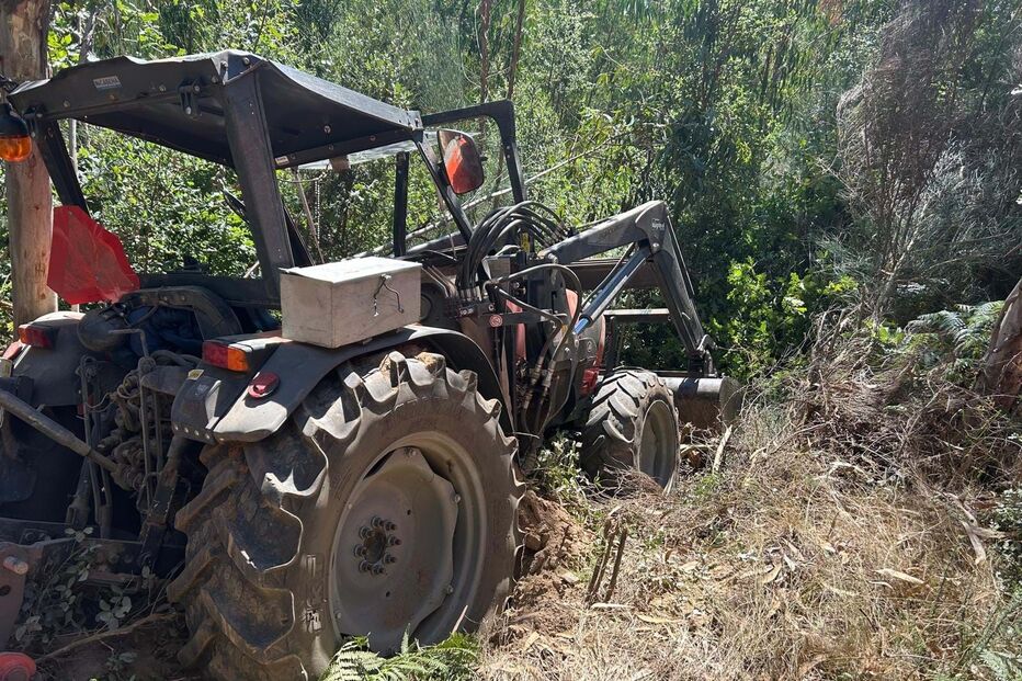 Mulher morre em capotamento de trator em Vale de Cambra