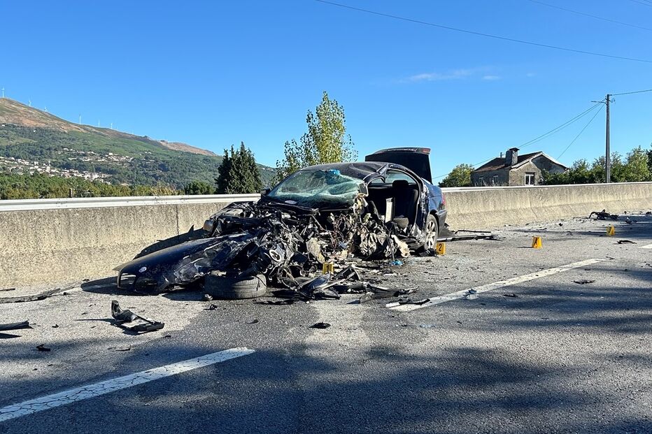 Carro onde seguia Maria Leite ficou completamente destruído