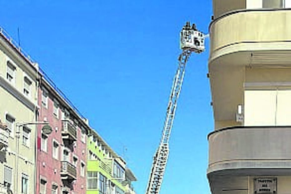 Incêndio desaloja 30 pessoas