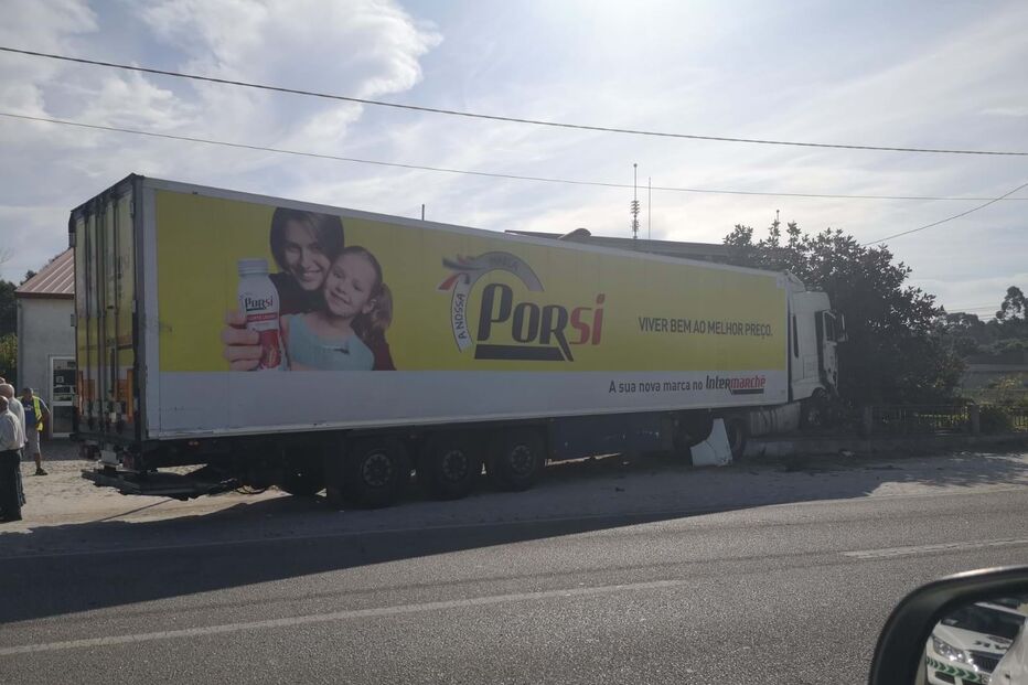 Idoso ferido em colisão entre carro e camião na EN109 em Vagos