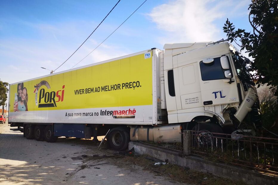 Idoso ferido em colisão entre carro e camião na EN109 em Vagos