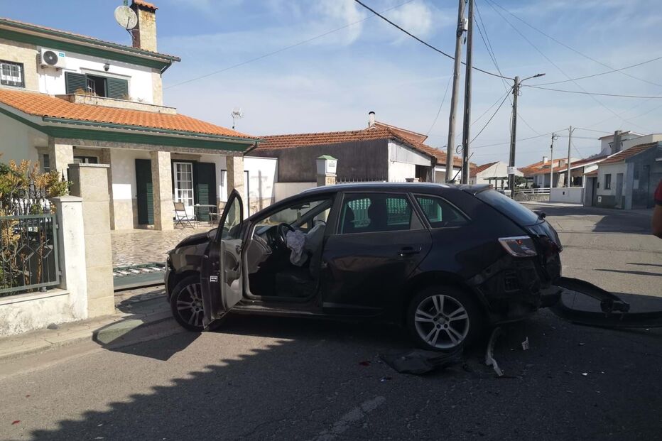 Idoso ferido em colisão entre carro e camião na EN109 em Vagos