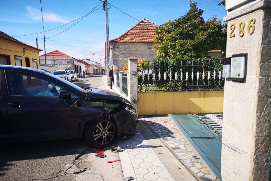 Idoso ferido em colisão entre carro e camião na EN109 em Vagos