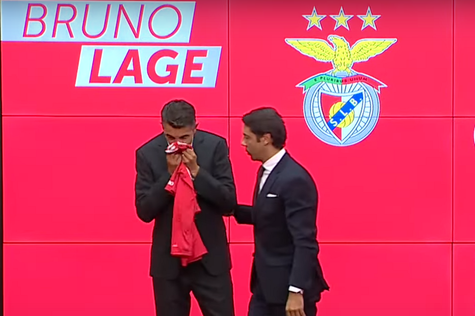Bruno Lage beija camisola do Benfica no final da apresentação