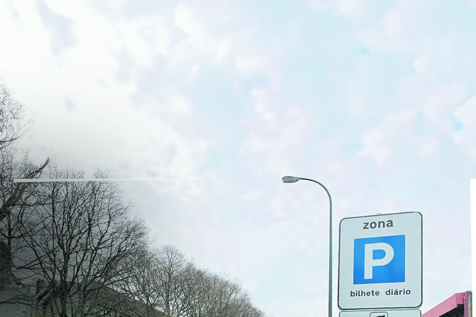 Os jovens foram abordados pelos dois ladrões à saída de uma discoteca na Rua Manuel Pinto de Azevedo, no Porto