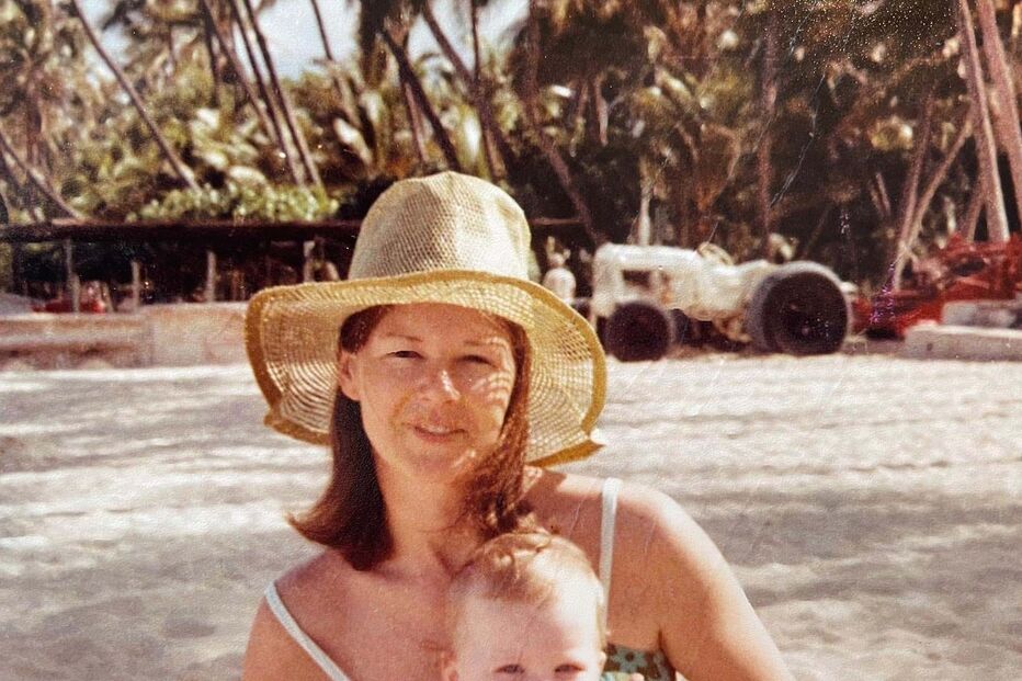 Nicole com a mãe, quando era bebé