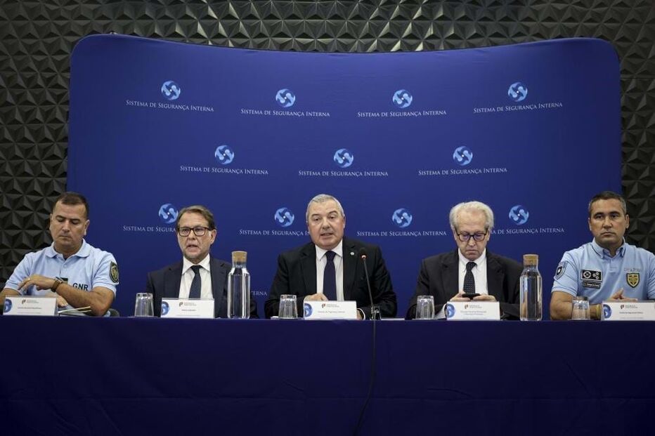 O representante da GNR, Coronel Clara da Fonseca, o diretor da Policia Judiciária, Luís Neves, o secretário-geral adjunto do SSI, Manuel Vieira, o diretor-geral dos serviços prisionais, Rui Abrunhosa Gonçalves e o representante da PSP, Superintendente Rodrigues dos Santos, durante a conferência de imprensa do SSI (Sistema de Segurança Interna) sobre as diligências efetuadas na sequência da evasão de cinco reclusos do Estabelecimento Prisional de Vale dos Judeus