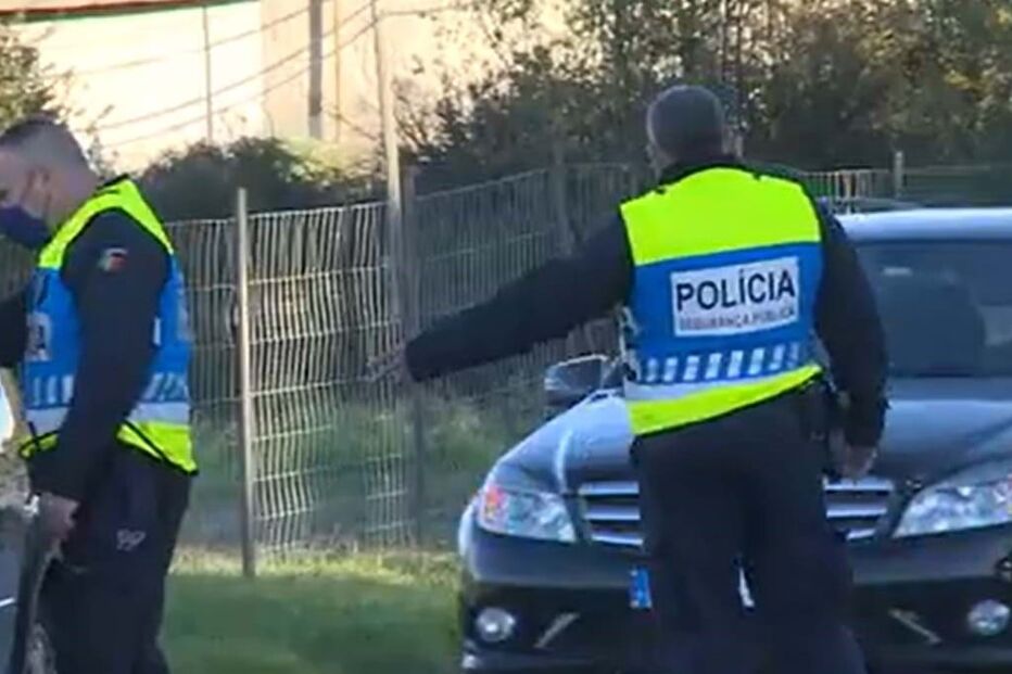 Mulher-polícia multa condutor e dá marido como testemunha