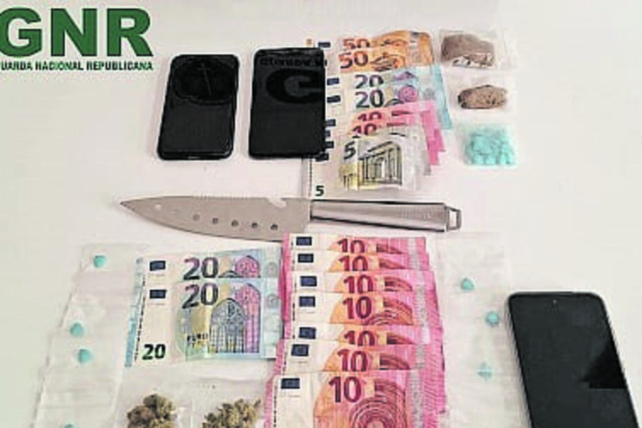 Droga e dinheiro apreendidos pela GNR aos dois homens