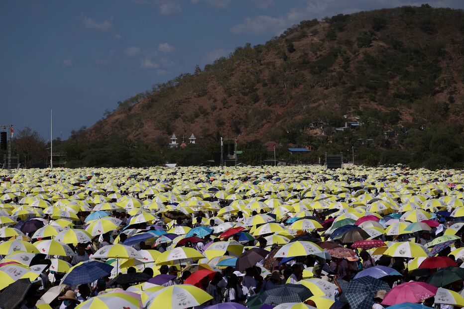Milhares de pessoas concentram-se para missa celebrada pelo Papa Francisco em Timor-Leste