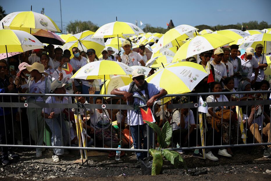 Milhares de pessoas concentram-se para missa celebrada pelo Papa Francisco em Timor-Leste