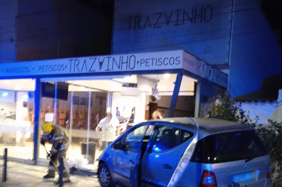 Um ferido grave em atropelamento junto a restaurante no Barreiro