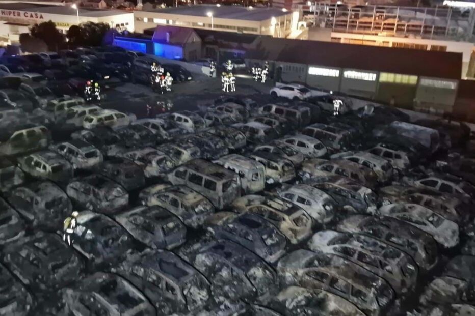 Mias de 200 carros destruídos em incêndio no Prior velho