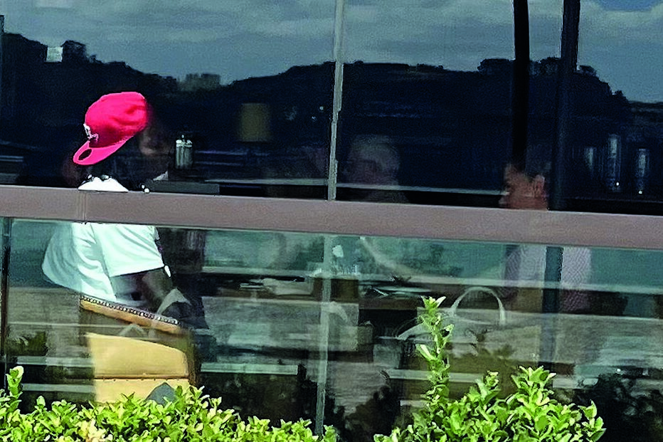 Rafael Leão e Inês Rebelo sentados na esplanada de um dos sítios da moda em Lisboa 