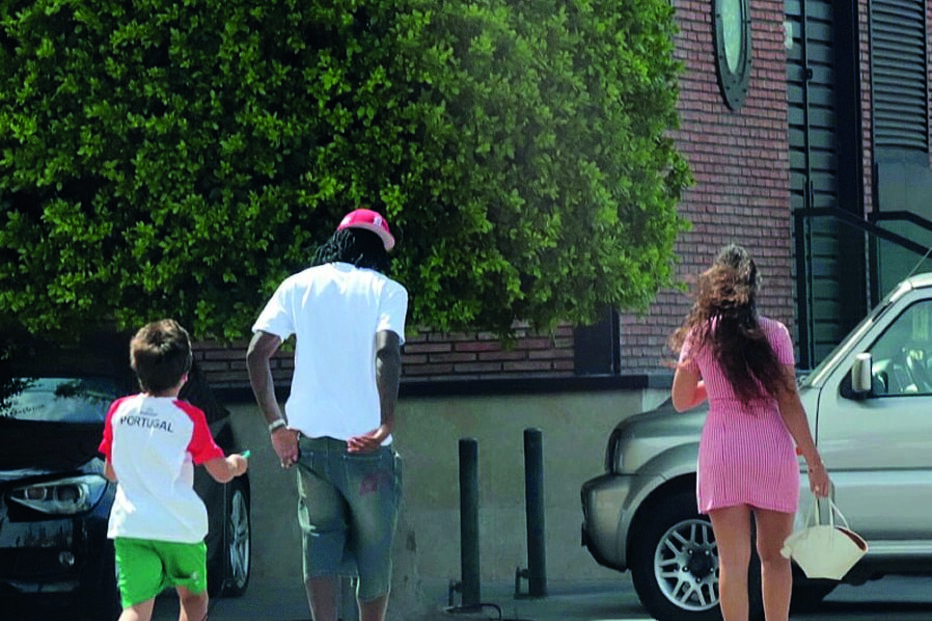 Um jovem foi pedir um autógrafo ao craque 