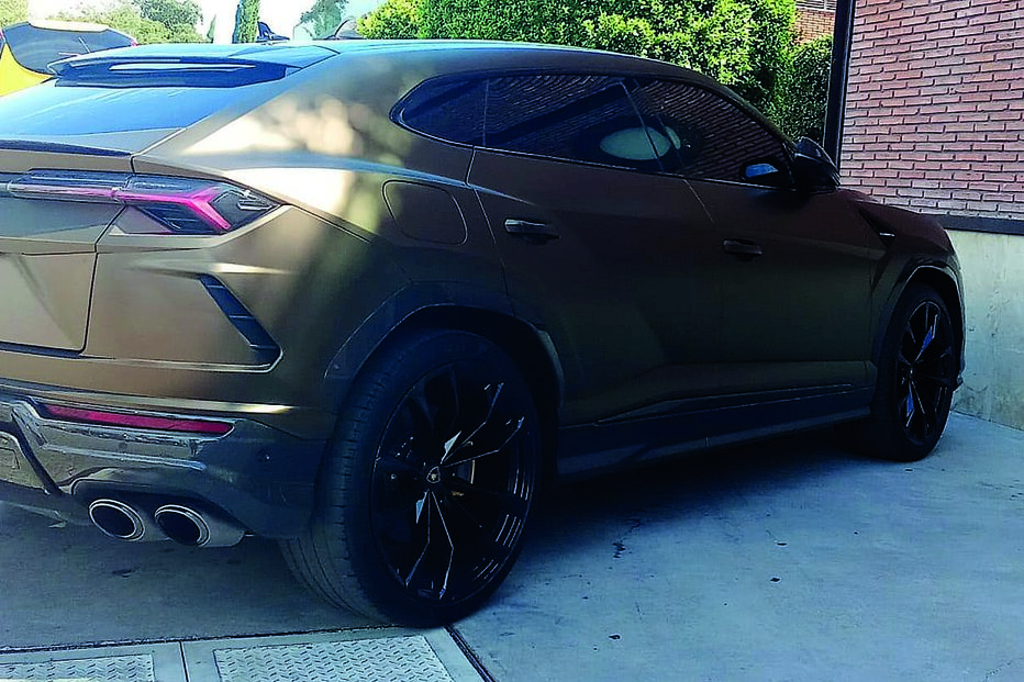 Casal deslocou-se num potente jipe Lamborghini, com matrícula estrangeira