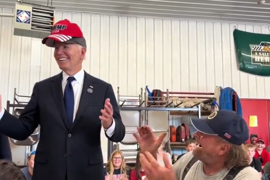 Joe Biden usa um chapéu da campanha de Trump