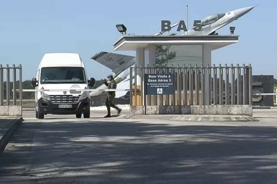 Soldados vítimas de praxe violenta na Força Aérea. Tiveram arma de fogo apontada à cabeça