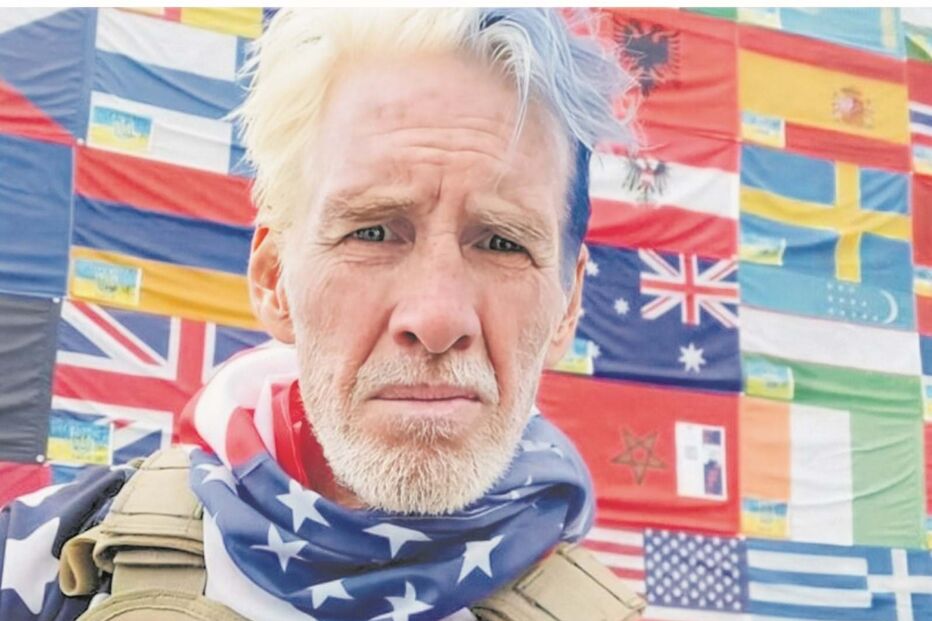 Ryan Routh fotografado em Kiev em 2022, com o cabelo pintado com as cores  da bandeira ucraniana 