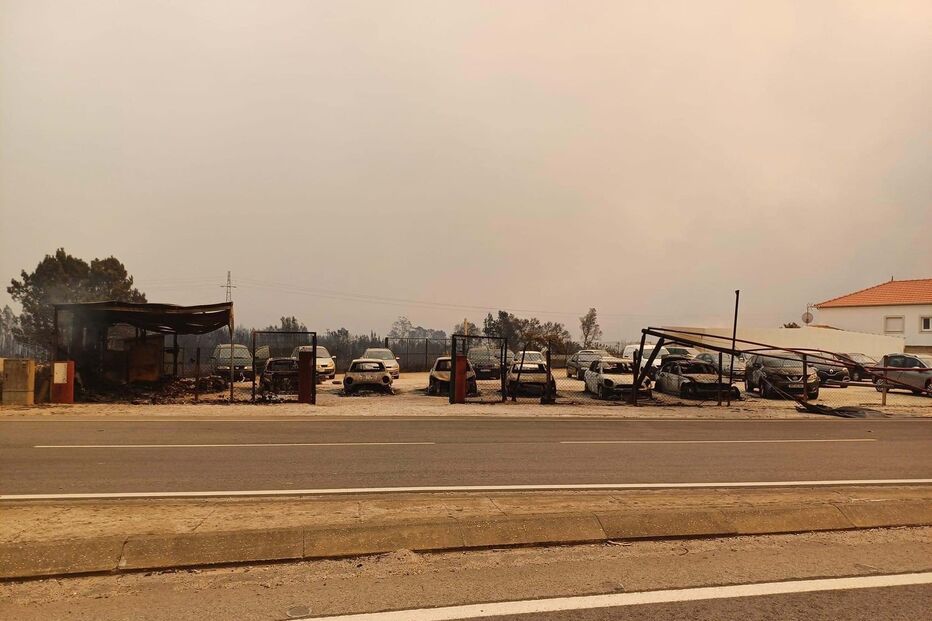Imagens mostram carros totalmente destruídos pelas chamas em Albergaria-a-Velha