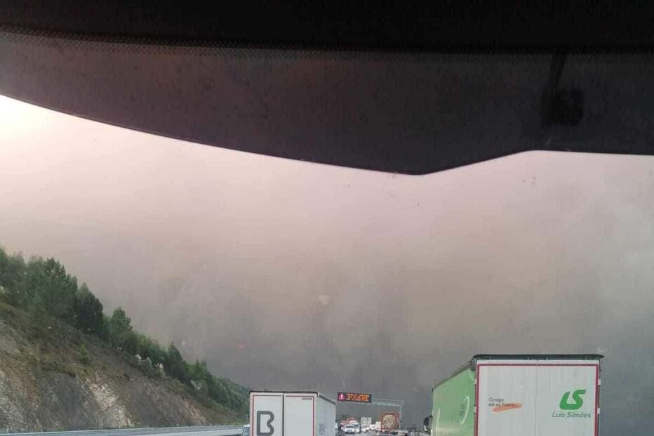 Condutores em pânico em contramão na A41 devido ao incêndio em Gondomar