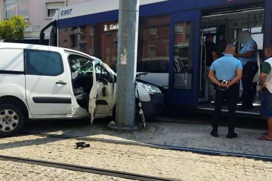 Acidente entre Metro Sul do Tejo e carrinha de mercadorias