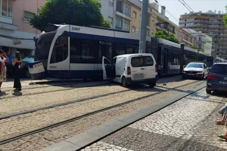 Acidente entre Metro Sul do Tejo e carrinha de mercadorias