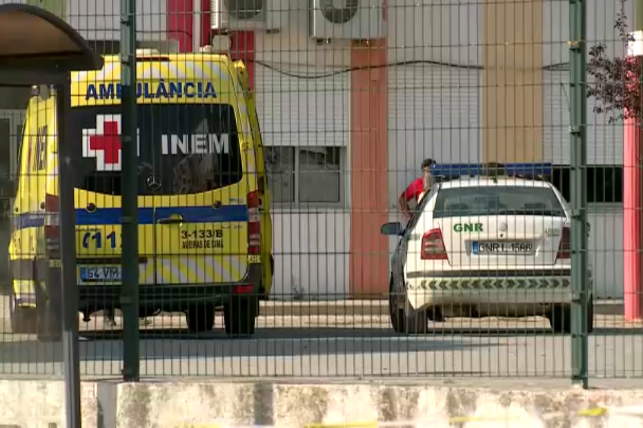 Aluno de 12 anos esfaqueia colegas em escola da Azambuja. Menina está em estado grave