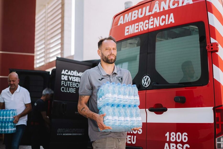 SAD do Académico de Viseu entrega água e fruta aos Bombeiros