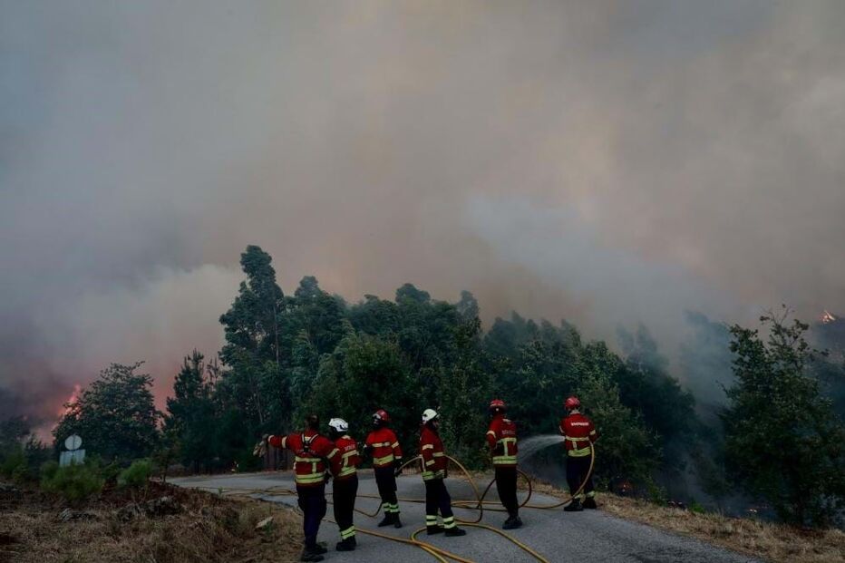 Bombeiros no combate às chamas