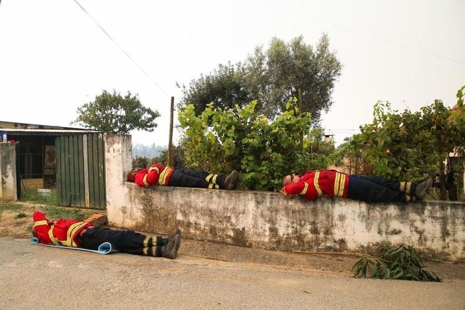 Bombeiros descansam no combate ao incêndio em Águeda