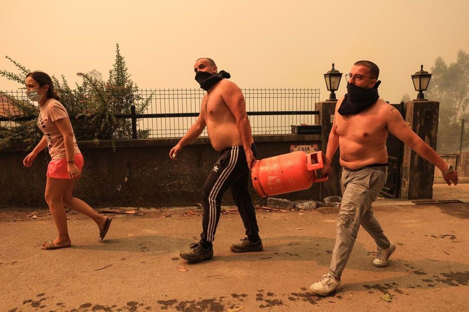 Residentes protegem as suas habitações do incêndio em Covelo, Gondomar