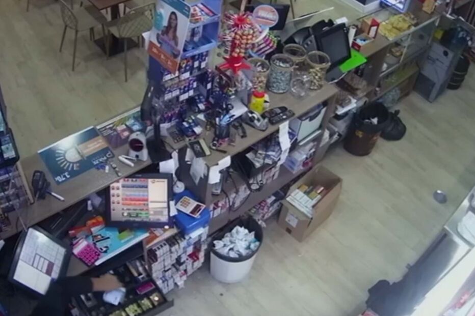 Imagens de videovigilância mostram homem a assaltar posto de combustível em Paços de Ferreira