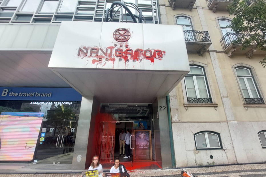 Climáximo volta a responsabilizar Navigator pelos fogos em Portugal. Pintaram e bloquearam entrada da sede em Lisboa 