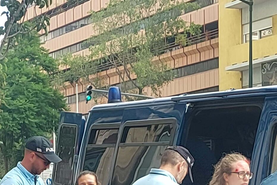 Ativistas do Climáximo detidas por pintar sede da Navigator