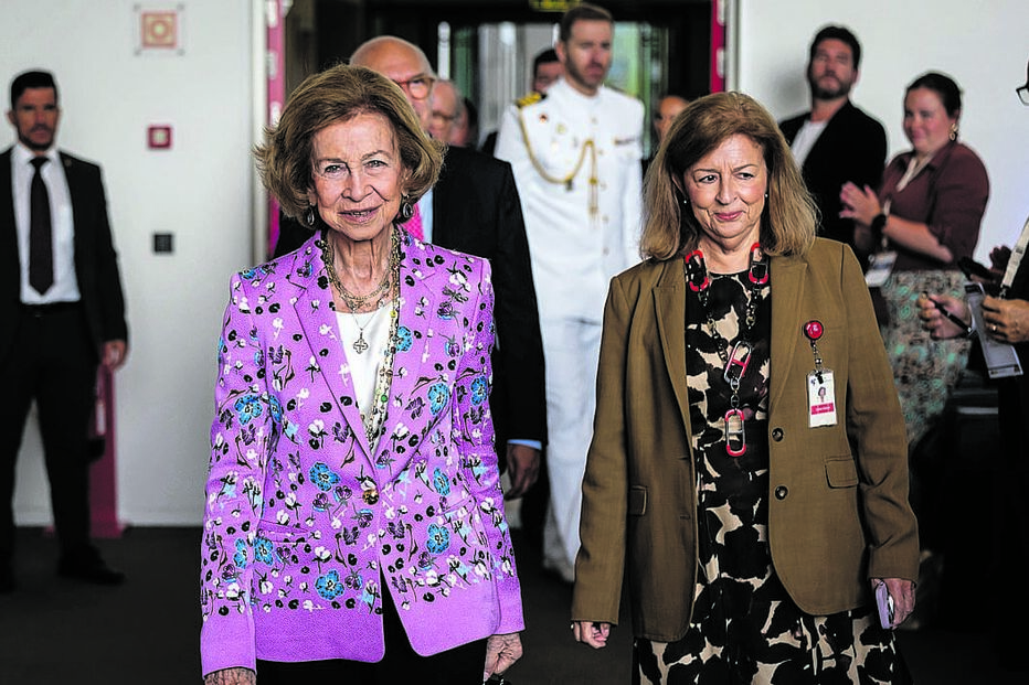 Rainha Sofia com Leonor Beleza em visita à Fundação