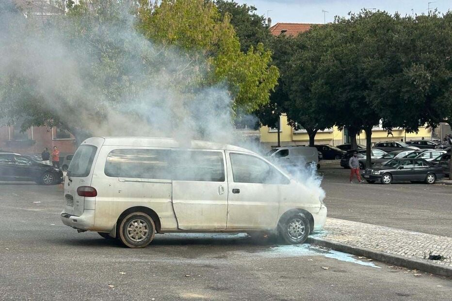 PSP investiga incêndio em carrinha de passageiros em Santarém