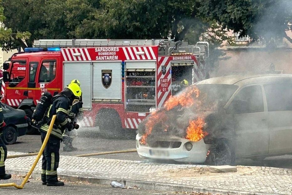PSP investiga incêndio em carrinha de passageiros em Santarém