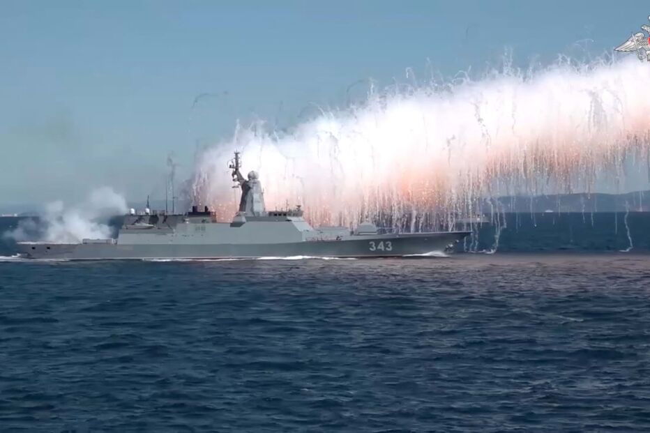 Manobras navais entre China e Rússia no Mar do Japão prosseguem com fogo real