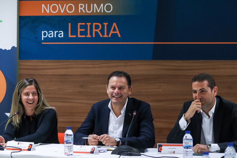 Hugo Soares (na foto, com o PM, Luís Montenegro) assumiu em entrevista ao NOW que o Governo pode “modelar” medidas