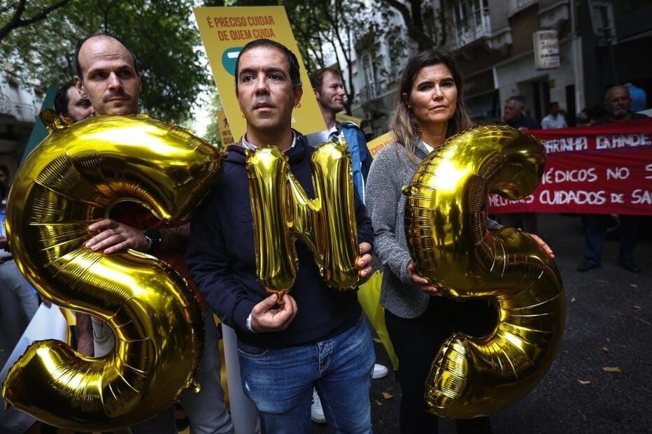 Médicos de todo o país protestam em frente ao Ministério da Saúde por melhores salários 
