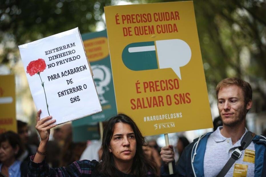 Médicos de todo o país protestam em frente ao Ministério da Saúde por melhores salários 