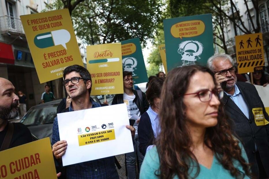 Médicos de todo o país protestam em frente ao Ministério da Saúde por melhores salários 