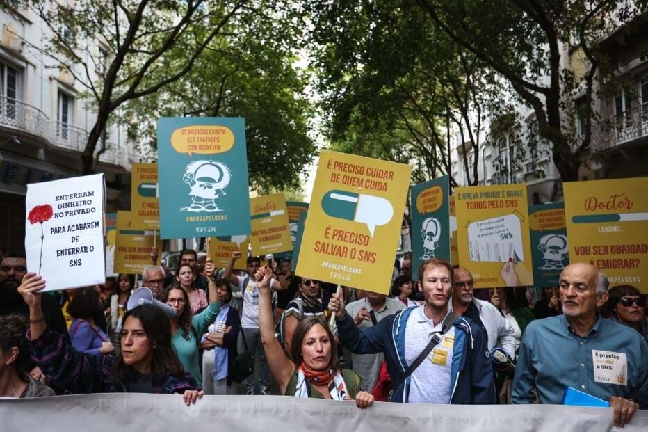 Médicos de todo o país protestam em frente ao Ministério da Saúde por melhores salários 